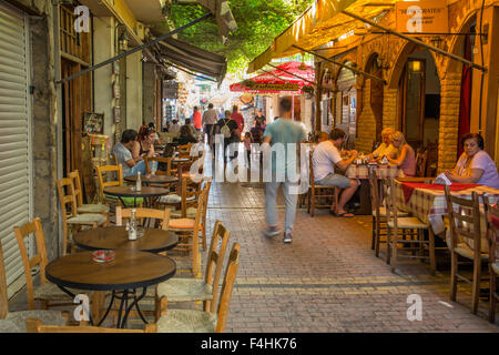 Cafés entlang der engen Gassen in Lefkosia (Nicosia), Zypern. Stockfoto