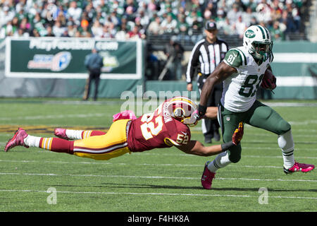 East Rutherford, New Jersey. 18. Oktober 2015. New York Jets Wide Receiver Quincy Enunwa (81) läuft mit dem Ball nach dem Fang als Washington Redskins innen Linebacker Keenan Robinson (52) Tauchgänge für ihn während der NFL-Spiel zwischen den Washington Redskins und die New York Jets MetLife Stadium in East Rutherford, New Jersey. Die New York Jets gewann 34-20.  Bildnachweis: Christopher Szagola/Cal Sport Media/Alamy Live-Nachrichten Stockfoto