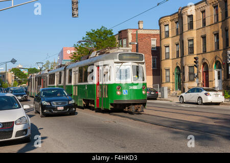 Ein ausgehende Zug auf die MBTA Huntington Avenue Line nähert sich Park Missionsstation in Boston, Massachusetts. Stockfoto