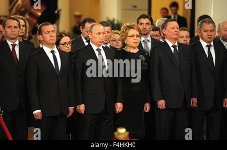 Der russische Präsident Vladimir Putin steht mit seiner Frau und Regierungsbeamte während der Trauerfeier für ehemalige Premierminister Yevgeny Primakov im Säulensaal im Haus der Gewerkschaften 29. Juni 2015 in Moskau, Russland. Putin trat Tausende von Trauernden in Abschied, Yevgeny Primakov, ehemaliger Premierminister, der auch als Spitzendiplomat und ausländischen Geheimdienstchef Russlands in eine lange und bemerkenswerte Karriere diente. Stockfoto