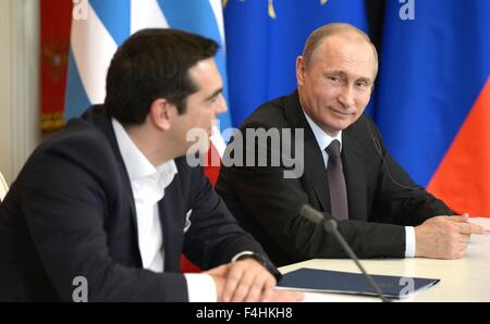 Der russische Präsident Vladimir Putin lächelt, als griechische Premierminister Alexis Tsipras macht einen Kommentar bei einem während einer gemeinsamen Pressekonferenz 8. April 2015 in Moskau, Russland. Stockfoto