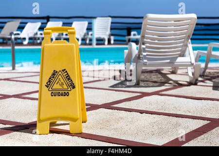 Nassen Boden Warnzeichen in der Nähe eines Swimming pools Stockfoto