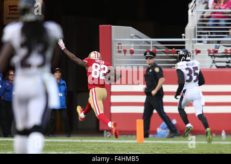 18. Oktober 2015: San Francisco 49ers Wide Receiver Torrey Smith (82) punktet ein Touchdown während der NFL Football-Spiel zwischen den Baltimore Ravens und die San Francisco 49ers im Levi's-Stadion in Santa Clara, Kalifornien. Die San Francisco 49ers führen zur Halbzeit 16 bis 6 die Baltimore Ravens. Christopher Trim/CSM. Stockfoto
