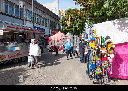 Kontinentale Straße Lebensmittelmarkt, George Street, Luton, Bedfordshire, England, Vereinigtes Königreich Stockfoto