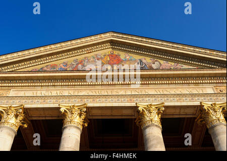 Riesige Säulen als Teil der Fassade der Halle für Kunst Gebäude nahe Heldenplatz, Budapest, Ungarn. Stockfoto