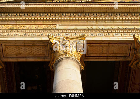 Riesige Säulen als Teil der Fassade der Halle für Kunst Gebäude nahe Heldenplatz, Budapest, Ungarn. Stockfoto