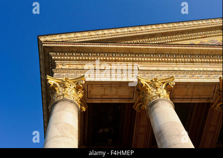 Riesige Säulen als Teil der Fassade der Halle für Kunst Gebäude nahe Heldenplatz, Budapest, Ungarn. Stockfoto