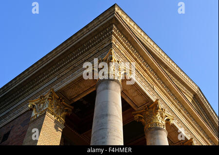 Riesige Säulen als Teil der Fassade der Halle für Kunst Gebäude nahe Heldenplatz, Budapest, Ungarn. Stockfoto