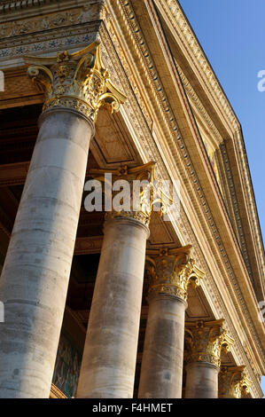 Riesige Säulen als Teil der Fassade der Halle für Kunst Gebäude nahe Heldenplatz, Budapest, Ungarn. Stockfoto