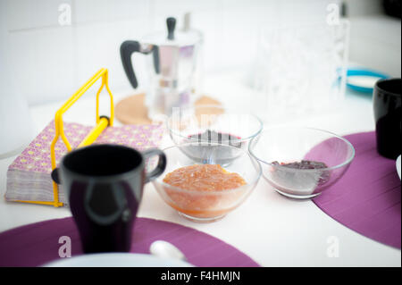 Frühstück gedeckten Tisch in der Nähe, Fokus auf Marmelade Schalen in weißem Licht Küche Stockfoto