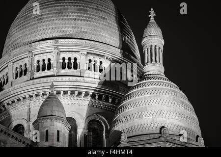 Detail der Kuppeln der Basilika Sacré Coeur (Basilika des Heiligen Herzens) bei Nacht, Montmartre, 75018, Paris, Frankreich Stockfoto