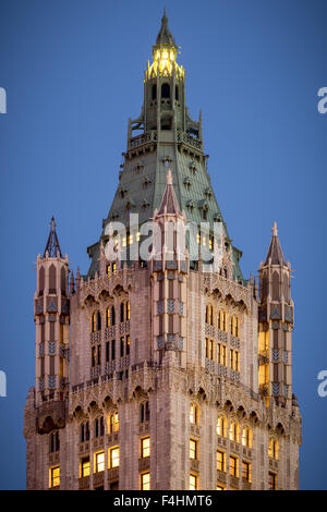 Nahaufnahme von der Turmspitze der Neo-gotischen Woolworth Building bei Dämmerung, Lower Manhattan, Financial District, Manhattan, New York Stockfoto