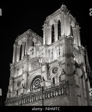 Türme und Fassade von Notre-Dame de Paris Kathedrale beleuchtet in der Nacht, Ile De La Cite, Frankreich. Französische gotische Architektur
