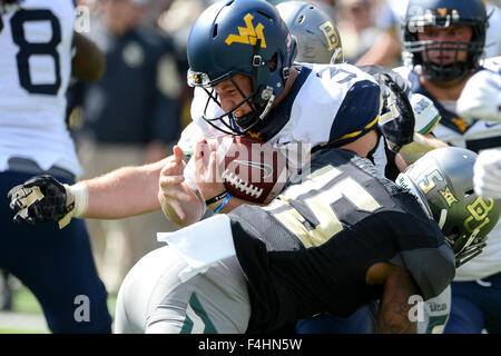 Waco, Texas, USA. 17. Oktober 2015. Baylor Bears defensive End Brian Nance (15) packt West Virginia Mountaineers quarterback Skyler Howard (3) während der NCAA Football-Spiel zwischen der West Virginia Mountaineers und der Baylor Bears McLane Stadion Stadion in Waco, Texas. © Csm/Alamy Live-Nachrichten Stockfoto