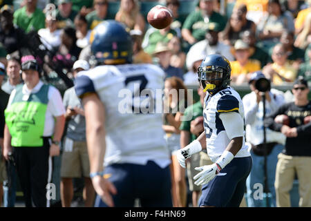 Waco, Texas, USA. 17. Oktober 2015. West Virginia Mountaineers Quarterback Skyler Howard (3) ist einen Pass auf West Virginia Mountaineers William Crest Jr. (16) während der NCAA Football-Spiel zwischen der West Virginia Mountaineers und der Baylor Bears McLane Stadion Stadion in Waco, Texas abgeschlossen. © Csm/Alamy Live-Nachrichten Stockfoto