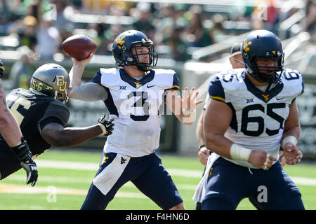 Waco, Texas, USA. 17. Oktober 2015. West Virginia Mountaineers Quarterback Skyler Howard (3) geht der Ball während des NCAA Football-Spiels zwischen der West Virginia Mountaineers und der Baylor Bears McLane Stadion Stadion in Waco, Texas. © Csm/Alamy Live-Nachrichten Stockfoto