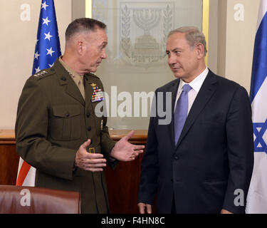 Tel Aviv, Israel. 18. Oktober 2015. US-Vorsitzender der Joint Chiefs General Joseph Dunford Jr. trifft sich mit israelischen Premierminister Benjamin Netanyahu 18. Oktober 2015 in Jerusalem, Israel. Stockfoto