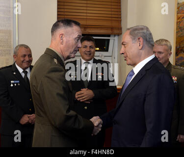 Tel Aviv, Israel. 18. Oktober 2015. US-Vorsitzender der Joint Chiefs General Joseph Dunford Jr. trifft sich mit israelischen Premierminister Benjamin Netanyahu 18. Oktober 2015 in Jerusalem, Israel. Stockfoto