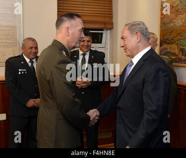 Tel Aviv, Israel. 18. Oktober 2015. US-Vorsitzender der Joint Chiefs General Joseph Dunford Jr. trifft sich mit israelischen Premierminister Benjamin Netanyahu 18. Oktober 2015 in Jerusalem, Israel. Stockfoto