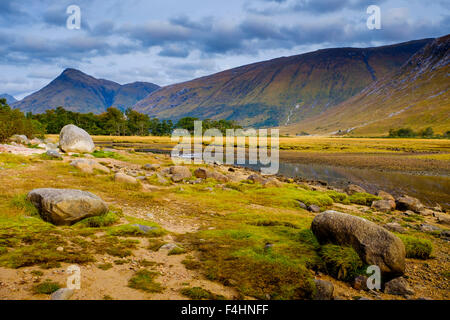 Fluß Etive fließt in das Loch im Glen Etive, Highlands von Schottland Stockfoto