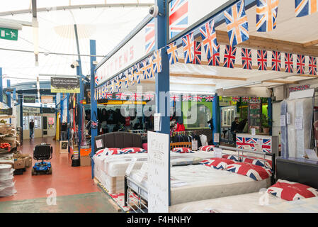 Innere des Swindon Tented Markt im Stadtzentrum von Swindon, Wiltshire, England, Vereinigtes Königreich Stockfoto