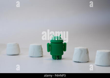 Ein grüner Android Roboter späht aus in einem Haufen von Marshmallows.  Googles Android OS ist unter dem Codenamen Marshmallow Stockfoto