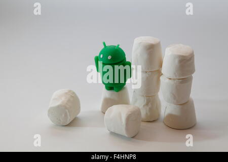 Ein grüner Android Roboter späht aus in einem Haufen von Marshmallows.  Googles Android OS ist unter dem Codenamen Marshmallow Stockfoto