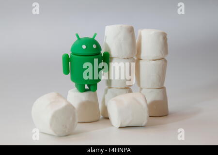 Ein grüner Android Roboter späht aus in einem Haufen von Marshmallows.  Googles Android OS ist unter dem Codenamen Marshmallow Stockfoto