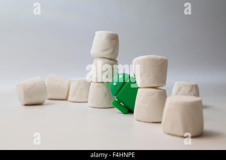 Ein grüner Android Roboter späht aus in einem Haufen von Marshmallows.  Googles Android OS ist unter dem Codenamen Marshmallow Stockfoto