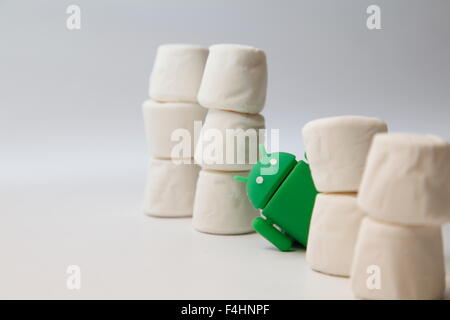 Ein grüner Android Roboter späht aus in einem Haufen von Marshmallows.  Googles Android OS ist unter dem Codenamen Marshmallow Stockfoto