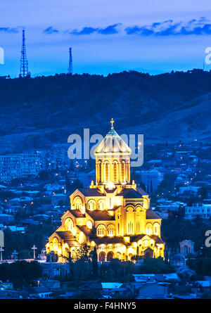 Blick auf die Heilige Dreifaltigkeit Kathedrale Tbilisi (aka Tsminda Sameba-Kathedrale) die Hauptkirche in Tiflis, der Hauptstadt zu dämmern Stockfoto