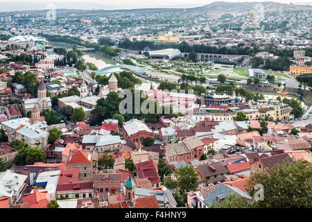 Dawn-Blick über die Altstadt und Fluss Mtkwari in Tiflis, der Hauptstadt Georgiens. Stockfoto