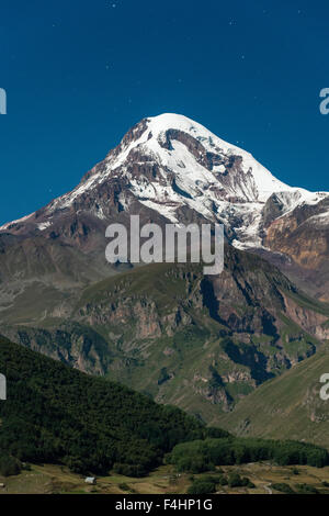 Mondschein Ansicht des Kasbek (5047m) im Kaukasus der nördlichen Georgien. Stockfoto