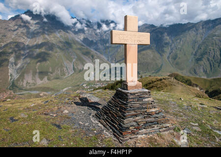 Überqueren Sie an der zurGergeti Trinity Church in den Bergen des Kaukasus in Nordgeorgia. Stockfoto