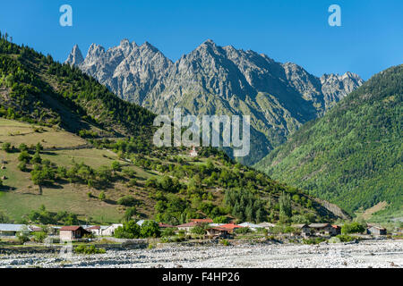 Kirche in den Ausläufern der Berge rund um das Dorf Mestia nordwestlichen Georgien Swanetien und Umgebung. Stockfoto