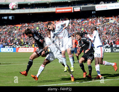 Washington, DC, USA. 18. Oktober 2015. 20151018 - Chicago Fire Mittelfeldspieler RAZVAN COCIS (30) verteidigt Eckstoss D.C. United in der ersten Hälfte im RFK Stadium in Washington. Bildnachweis: Chuck Myers/ZUMA Draht/Alamy Live-Nachrichten Stockfoto