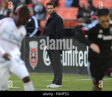 Washington, DC, USA. 18. Oktober 2015. 20151018 - D.C. United Trainer BEN OLSEN Uhren Aktion gegen die Chicago Fire in der zweiten Hälfte ein MLS-Spiel im RFK Stadium in Washington. Bildnachweis: Chuck Myers/ZUMA Draht/Alamy Live-Nachrichten Stockfoto