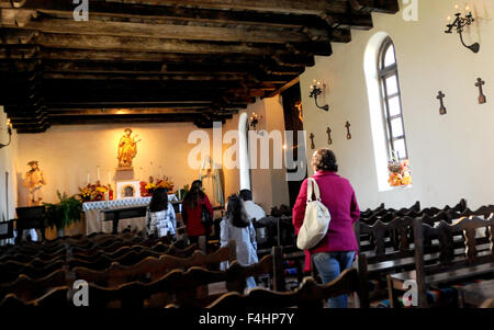 27. November 2013 - San Antonio, Texas, Vereinigte Staaten von Amerika - Touristen besuchen die Mission Espada spanische mission in San Antonio, Texas am 27. November 2013. Am 17. Oktober 2015 fand eine Zeremonie in San Antonio, offiziell die Stadt fünf spanischen kolonialen Missionen und Ranchero de Las Cabras als Weltkulturerbe zu kennzeichnen. Die Missionen, die darunter Alamo, als Weltkulturerbe der Vereinten Nationen für Erziehung, Wissenschaft und kulturelle Organisation (UNESCO) am 5. Juli in Bonn, Deutschland stimmten. (Paul Hennessy/Alamy) Stockfoto