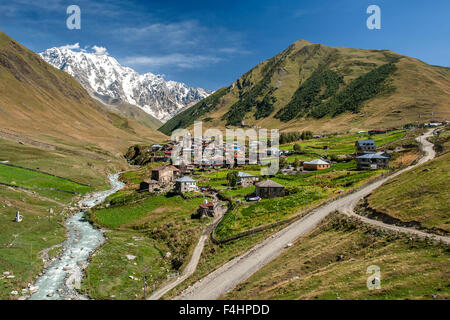 Zhibiani und Chvibiani, zwei von den vier Weilern bestehend aus Ushguli Gemeinde im nördlichen Georgien Swanetien Bezirk. Stockfoto