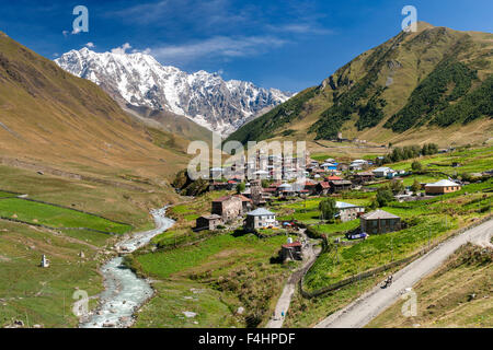 Zhibiani und Chvibiani, zwei von den vier Weilern bestehend aus Ushguli Gemeinde im nördlichen Georgien Swanetien Bezirk. Stockfoto