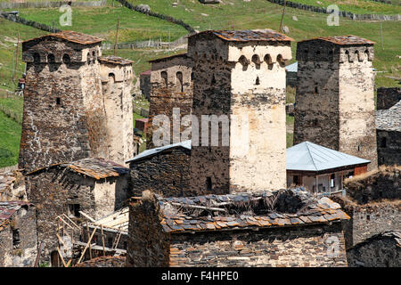 Svan Türme in Chazhashi, einer der vier Weilern bestehend aus Ushguli Gemeinde im nördlichen Georgien Swanetien Bezirk. Stockfoto