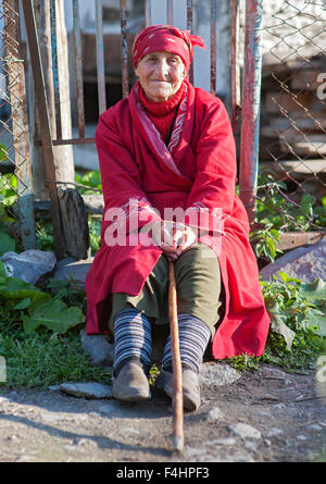 Porträt einer georgischen Frau im Dorf von Ushguli, Svaneti Region, Kaukasus, Georgien. Stockfoto