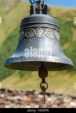 Kirche-Glocke der Lamaria Kirche im Dorf Ushguli, Svaneti Region Nordwesten Georgiens. Stockfoto