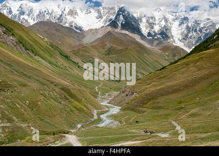 Reiten Sie in den Ausläufern des Mount Schchara (der höchste Berg in Georgia), Svaneti Region, Kaukasus, Georgien. Stockfoto