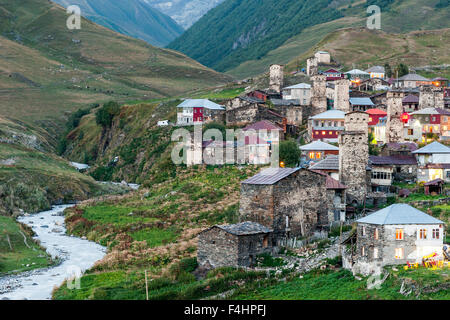 Zhibiani, eine der vier Weilern bestehend aus Ushguli Gemeinschaft in Swanetien Bezirk, Kaukasus, Nordgeorgia. Stockfoto