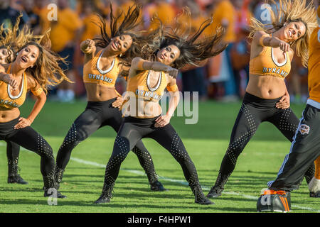 Houston, Texas, USA. 18. Oktober 2015. Das Dynamo-Mädchen-Dance-Team führt während der Halbzeit eines MLS-Spiel zwischen Houston Dynamo und die Seattle Sounders BBVA Compass-Stadion in Houston, TX am 18. Oktober 2015. Bildnachweis: Trask Smith/ZUMA Draht/Alamy Live-Nachrichten Stockfoto