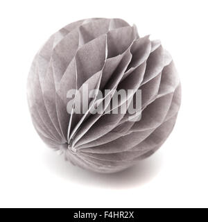 Papier Kugel Ornament isoliert auf weißem Hintergrund Stockfoto