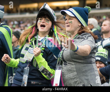18. Oktober 2015: Seattle Seahawks Fans jubeln während NFL Aktion zwischen den Carolina Panthers und die Seattle Seahawks in CenturyLink Field in Seattle, Washington. Die Seattle Seahawks fallen in die Carolina Panthers 27 bis 23. Joseph Weiser/CSM Stockfoto