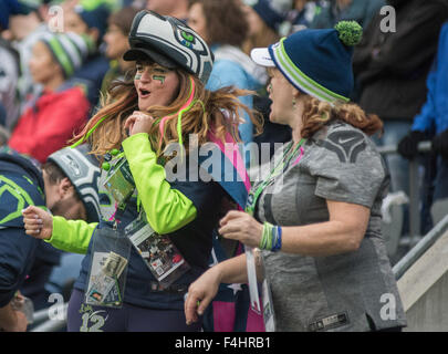 18. Oktober 2015: Seattle Seahawks Fans jubeln während NFL Aktion zwischen den Carolina Panthers und die Seattle Seahawks in CenturyLink Field in Seattle, Washington. Die Seattle Seahawks fallen in die Carolina Panthers 27 bis 23. Joseph Weiser/CSM Stockfoto
