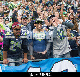 18. Oktober 2015: Seattle Seahawks Fans jubeln während NFL Aktion zwischen den Carolina Panthers und die Seattle Seahawks in CenturyLink Field in Seattle, Washington. Die Seattle Seahawks fallen in die Carolina Panthers 27 bis 23. Joseph Weiser/CSM Stockfoto